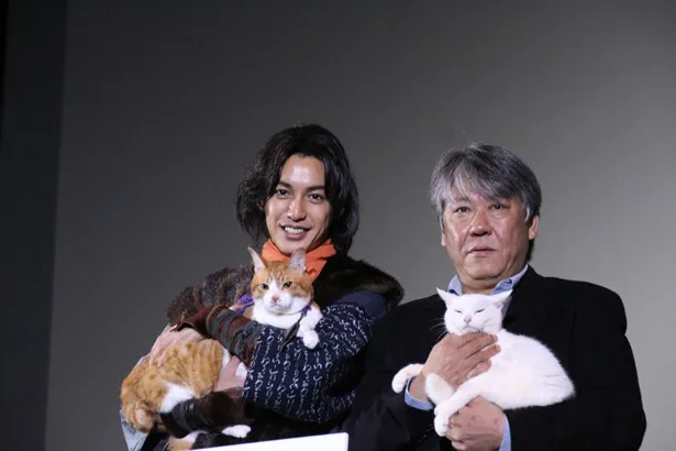 主演の大野拓朗が金時、渡辺武監督があなごを抱っこしての4ショット(写真左から)