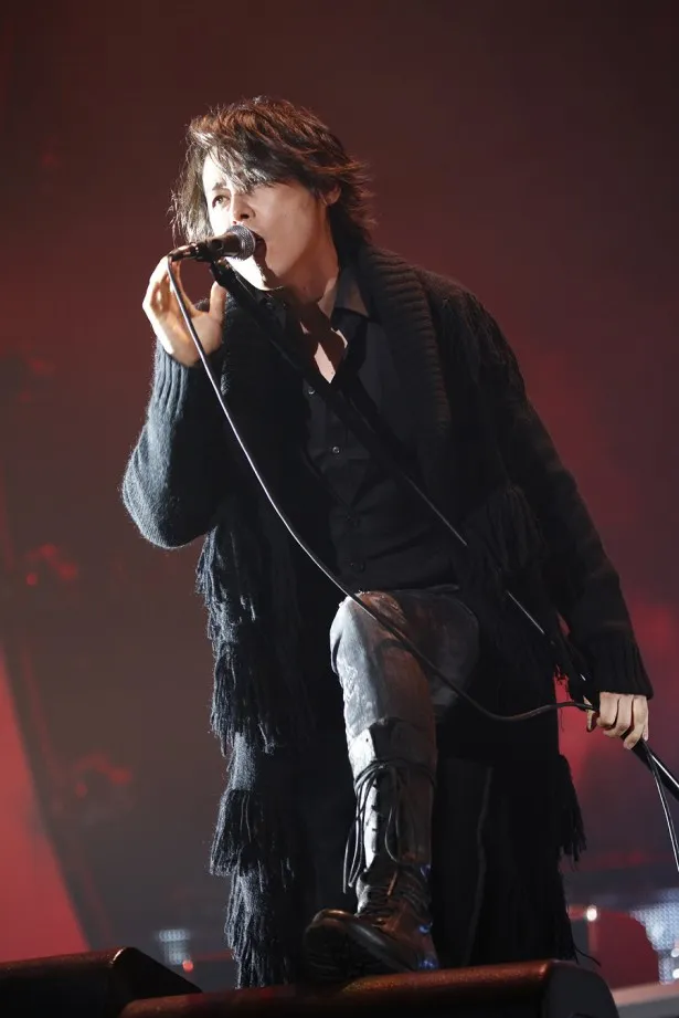 【写真を見る】ライブでも変わらないきれいな歌声を響かせるRYUICHI