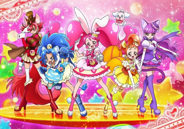 「キラキラ☆プリキュアアラモード」は5人のプリキュア、キュアショコラ、キュアジェラート、キュアホイップ、キュアカスタード、キュアマカロンが登場する(左から)