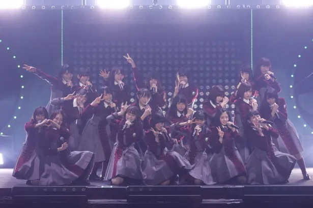 【写真を見る】初ワンマンながら、欅坂46は完成度の高いパフォーマンスを披露し、観客の期待に見事応えた！