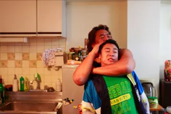 長州力が伊藤淳史にヘッドロック!