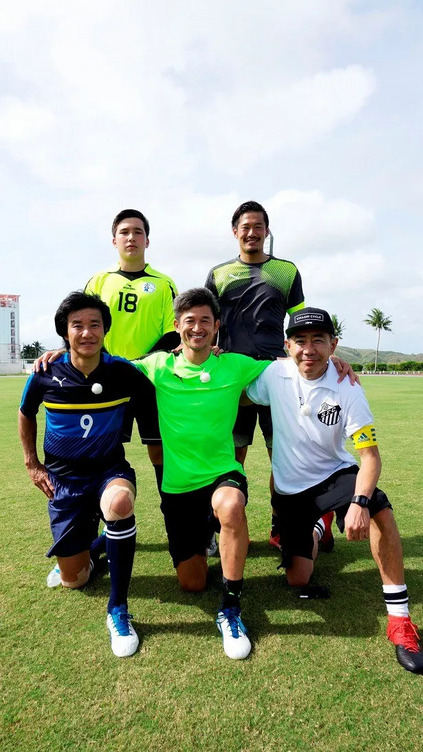 PK対決のGKは、木梨JAPANはグアム代表のエヴァンス選手(後列左)、カズチームは三浦選手のチームメイト・横浜FCの渋谷飛翔選手(後列右)が務める