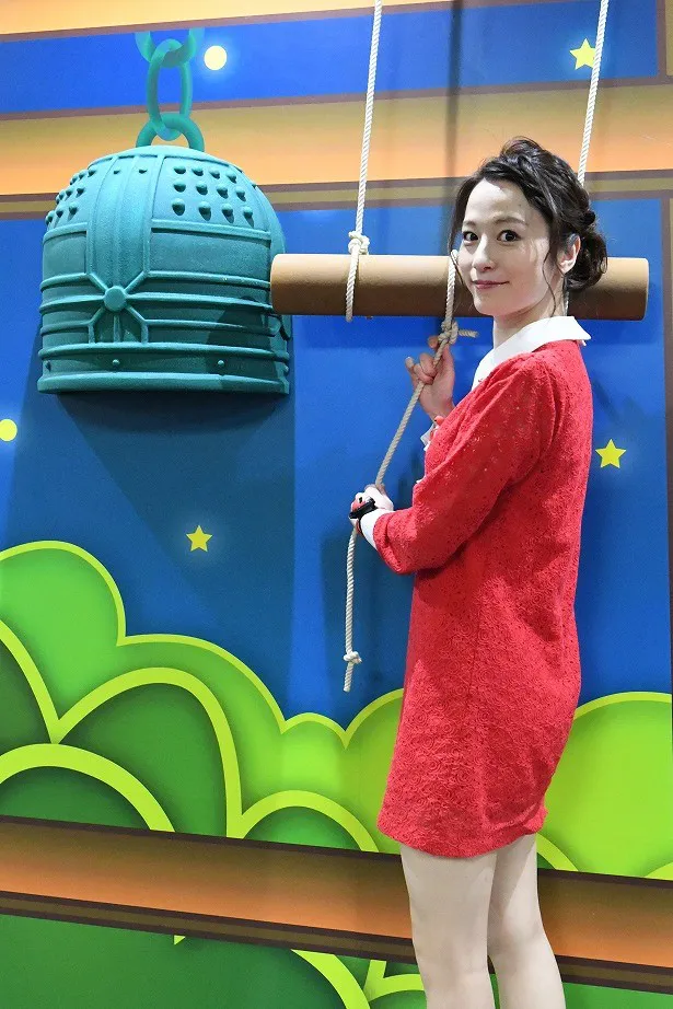 【写真を見る】年越し番組にちなみ、宮島咲良は除夜の鐘をつくポーズ！