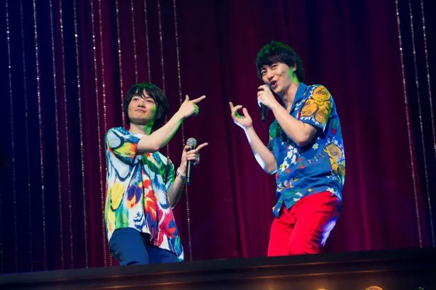 息のピッタリ合った歌とダンスを披露する神木隆之介(左)と伊藤直人(右)