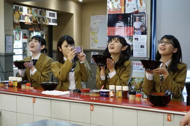 【写真を見る】おいしいラーメンを食べ終えたときの女子高校生たちの至福の表情も注目！