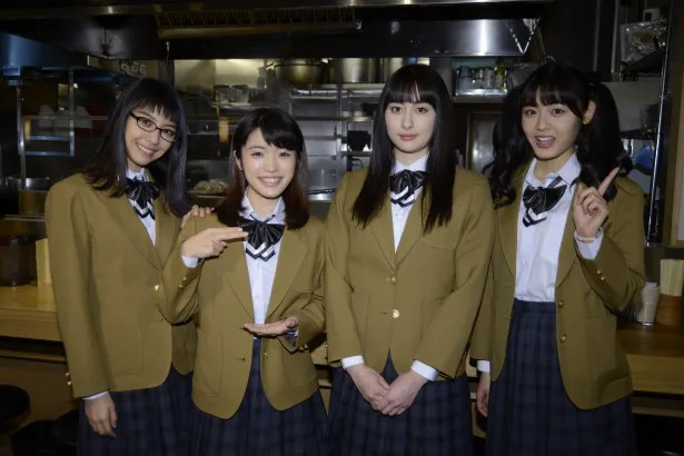 ラーメンを食べまくる女子高校生役の田中美麗、美山加恋、早見あかり、古畑星夏(写真左から)
