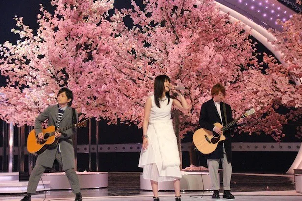 ステージ上には大きな桜の木が用意された