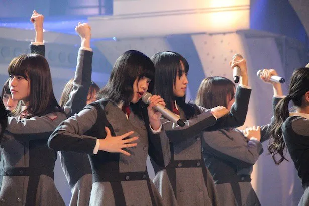 欅坂46は、デビュー曲「サイレントマジョリティー」を全力パフォーマンス