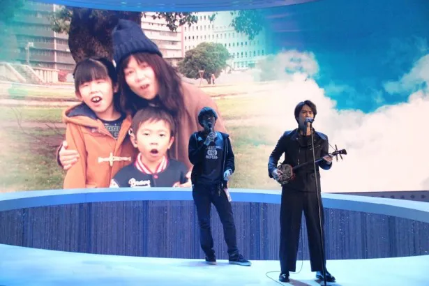 背景のスクリーンには、今回の企画に応募した日本全国の人たちが映し出され、桐谷と共に「海の歌」を歌う