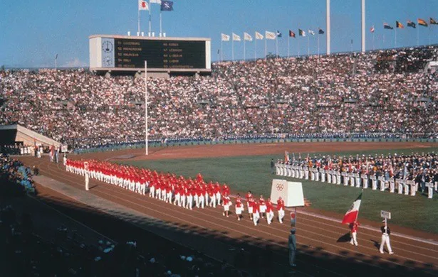 【写真を見る】今では取り壊されてしまった国立競技場、市川崑監督作品「東京オリンピック」の一場面