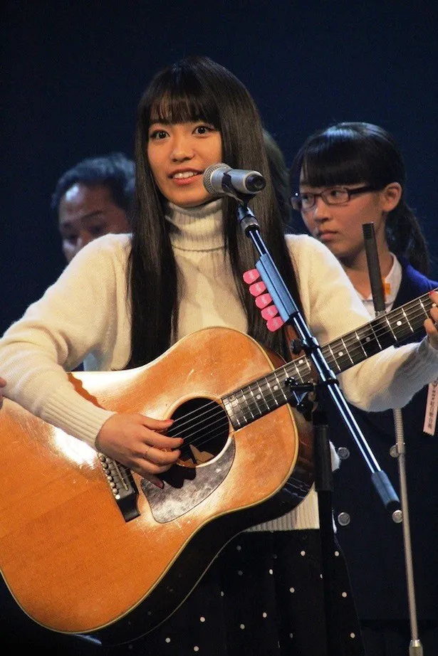 【写真を見る】miwaはNHK全国学校音楽コンクールのために書き下ろした曲「結 -ゆい-」を歌う