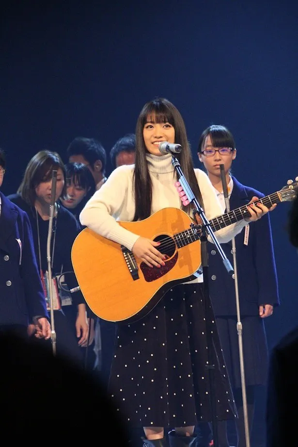 熊本市立帯山中学校合唱部の18人と共演