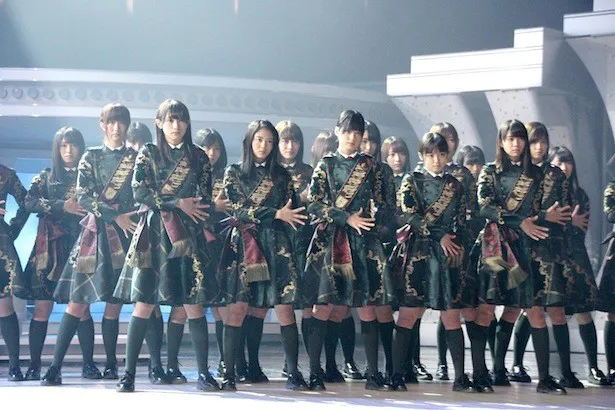 「第67回NHK紅白歌合戦」の直前リハーサルに、本番の衣装で臨んだ欅坂46