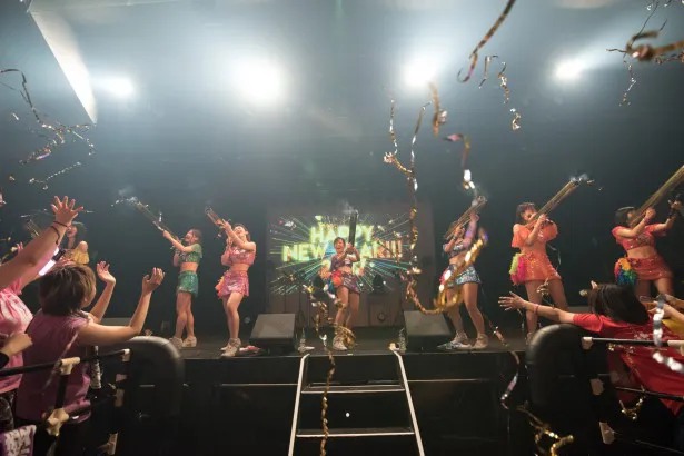 アプガは、'16年11月に初の東京・日本武道館公演を行い、怒涛のお祭り騒ぎを展開した