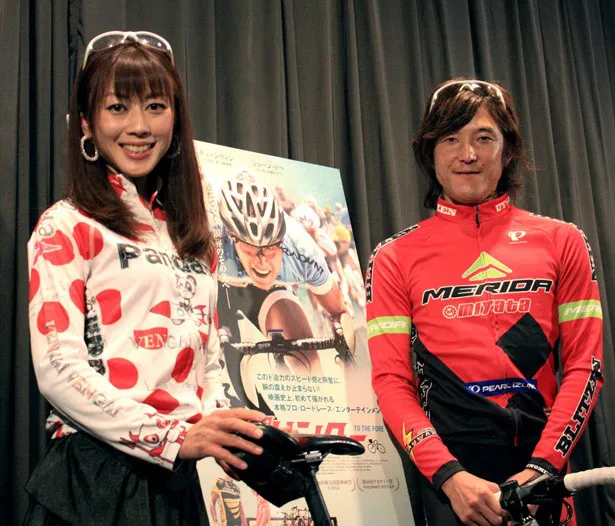 映画「疾風スプリンター」公開を記念しトークショーを行った絹代(左)、鈴木真理選手