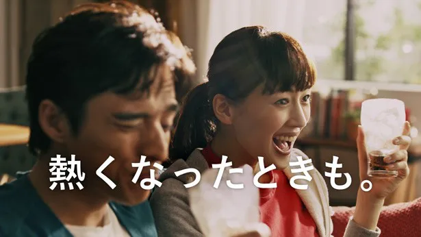 コカ・コーラ新CMで、綾瀬はるかと満島真之介はカップル役を演じる