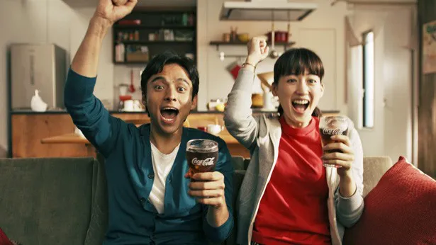 【写真を見る】綾瀬はるかと満島真之介は、サッカー観戦シーンの撮影で熱が入りすぎてしまい、コカ・コーラをこぼしてしまうハプニングも