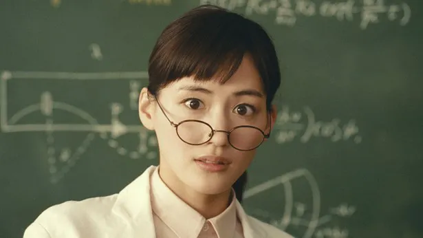 綾瀬はるかは新CMの眼鏡がずれ落ちるシーンで「タイミングが合わず苦労した」と明かした