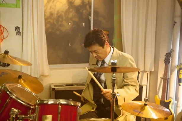 「就活家族～～きっと、うまくいく～」の第1話では、三浦友和がドラムをたたくシーンも！