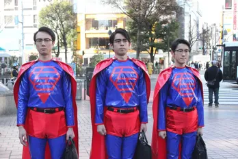 スーパースーツ姿の「リアル左江内氏」が渋谷に降臨!