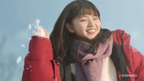 【写真を見る】中川大志と雪を投げ合う齋藤