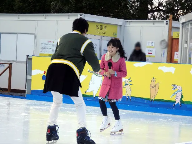 【写真を見る】本田は初心者の田中圭にスケートの滑り方をレッスン