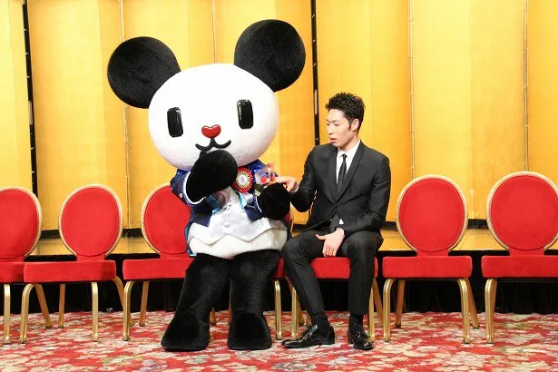 萩野はフォトセッションの合間、テレビ朝日マスコットキャラ「ゴーちゃん。」と戯れる