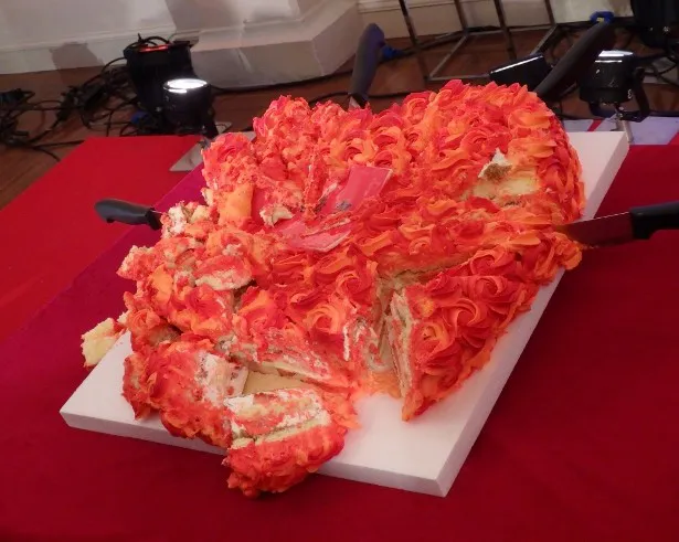 物語の展開を予感するかのように、倉科ら出演者によってズタズタに切り刻まれたハート型のケーキ