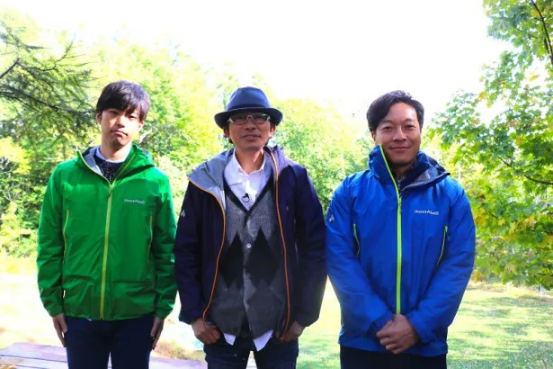人生を楽しむ達人“キワモノ”を取材した鈴井貴之(中)、音尾琢真(右)、戸澤亮(左)