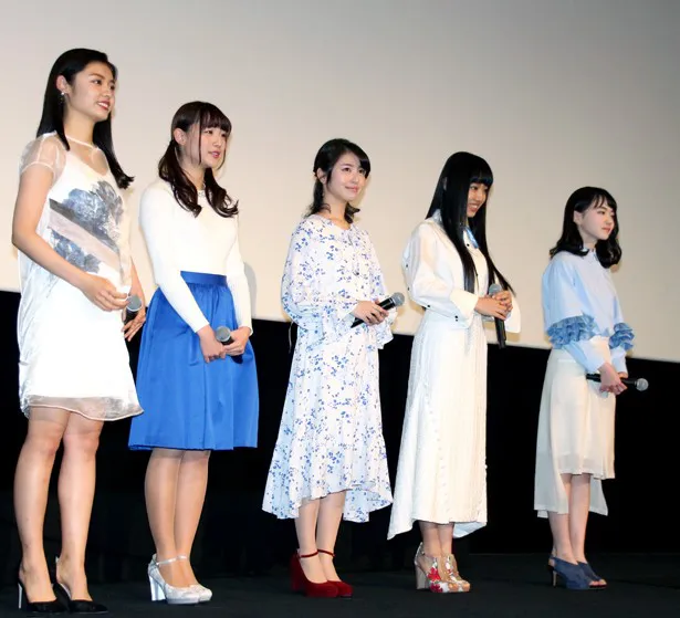 【写真を見る】浜辺美波、浅川梨奈、廣田あいか、古畑星夏、山田杏奈の清澄高校マージャン部が登壇