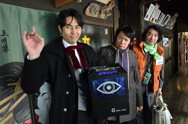 袴田吉彦(左)は犯罪捜査用の人工知能ゴッド・アイ・ジョーを開発した天才科学者を演じる