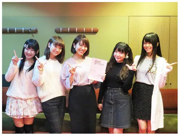 アニメ「BanG Dream!」メインキャスト(左から西本りみ、大橋彩香、愛美、伊藤彩沙、大塚紗英)からコメントが到着！