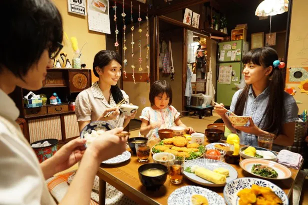 近隣の町に住む川本家の3姉妹・倉科カナ、新津ちせ、清原果耶(左から)との温かな食卓シーン
