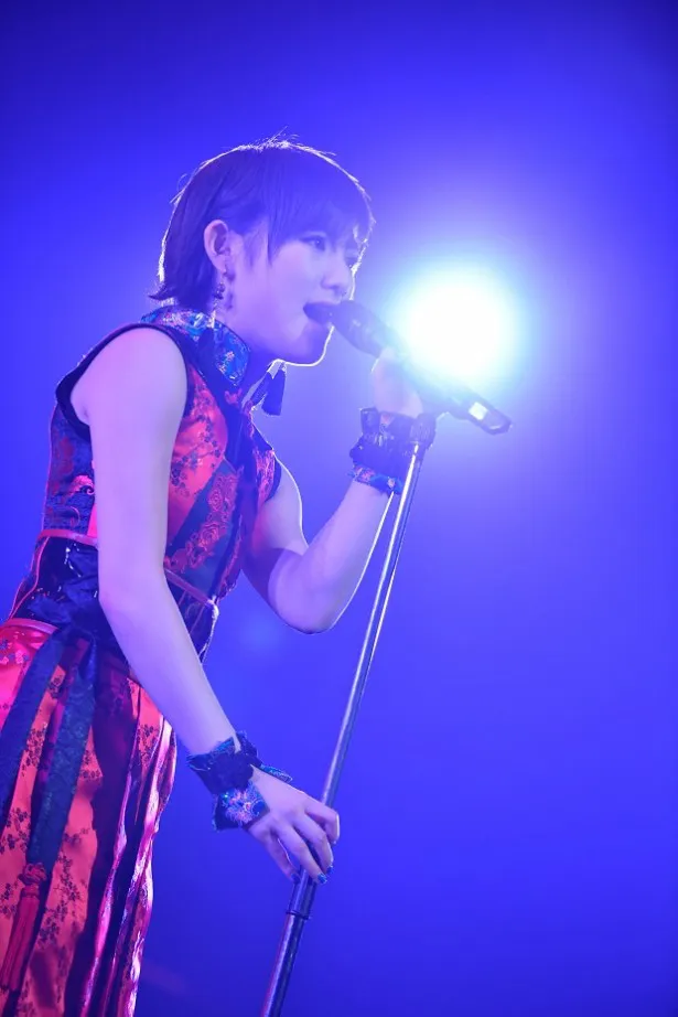昼公演のアンコールでは、岡田奈々がニューアルバム収録の「コイントス」を披露