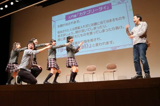 かもめんたると即興劇のためのトレーニングを行うさくら学院の生徒（左から有友緒心、新谷ゆづみ、麻生真彩、岡田愛）