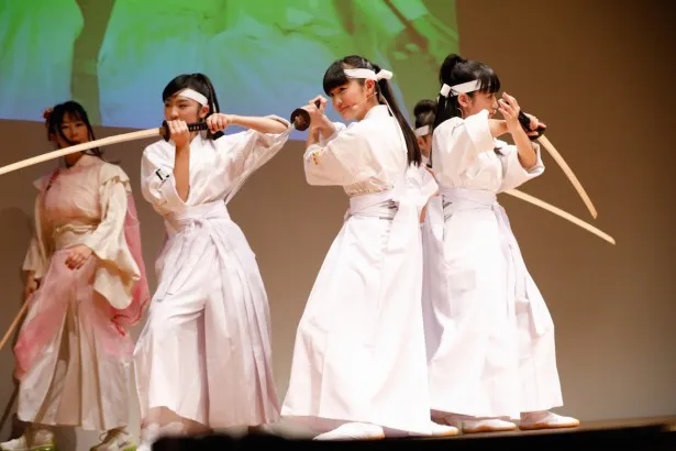 「剣舞の授業2」より。左から岡田愛、麻生真彩、山出愛子