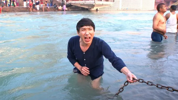 「世界の村で発見！こんなところに日本人　2時間スペシャル」でガンジス川を訪れ、沐浴に挑戦した梶原善