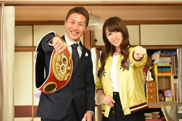 【写真を見る】小國選手は、熱望していた深田恭子との対面がかなった。深田は新チャンピオンから“下剋上”魂を継承！