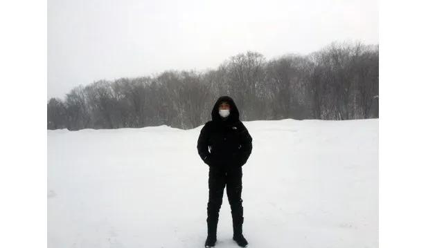 【写真を見る】ブログでは雪景色の中、たたずむ中村の姿が