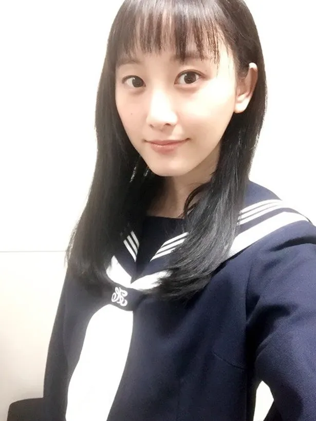 【写真を見る】前日には貴重なセーラー服姿を公開し「25歳。偶然にも黒髪ロングだったからまだ見られるビジュアルだったかな？と不安な気持ち」と