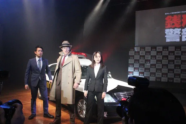パトカーに乗って登場した三浦貴大、鈴木亮平、前田敦子(左から)