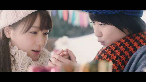 【写真を見る】手を握り合って寒い体を温め合う、石田亜佑美（左）と工藤遥（右）の10期メンバー2人。メンバーのアップシーンが多いのも、今回のMVの特徴。