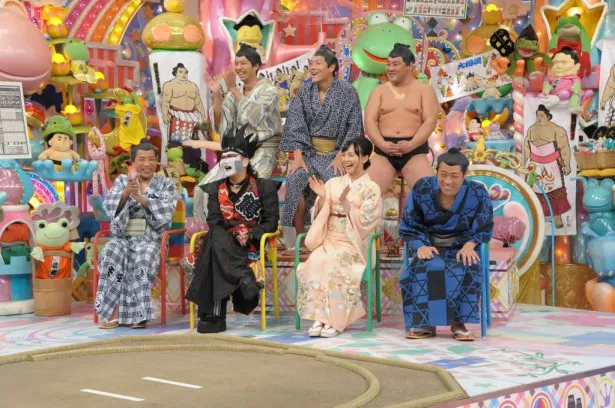 “相撲大好き芸人”として登場した、ナイツ・塙宣之(下段左端)ら