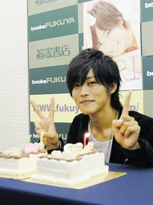 22歳の誕生日を迎えた松坂桃李。サプライズで贈られたケーキに大喜び！