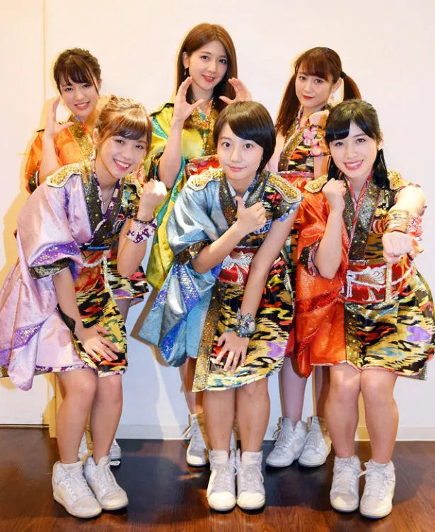 まぁな(新井愛瞳、前列中央)は「アッパーレー」について、「アプガの夏のゴリ押しアゲアゲソングです(笑)」と紹介