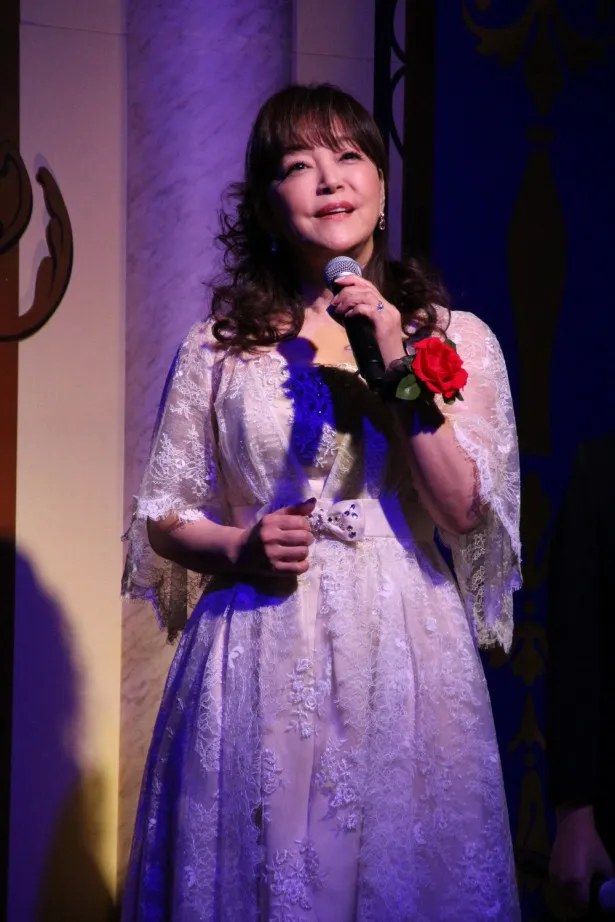 数々のヒット曲を持つ歌手で、「レ・ミゼラブル」などミュージカルでも活躍する岩崎宏美はポット夫人役