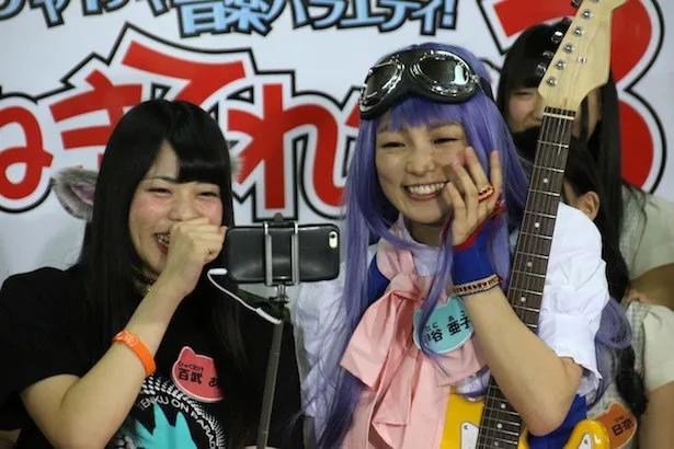 顔交換アプリを使い爆笑する、百武あいと重機娘・伊谷亜子(左から)