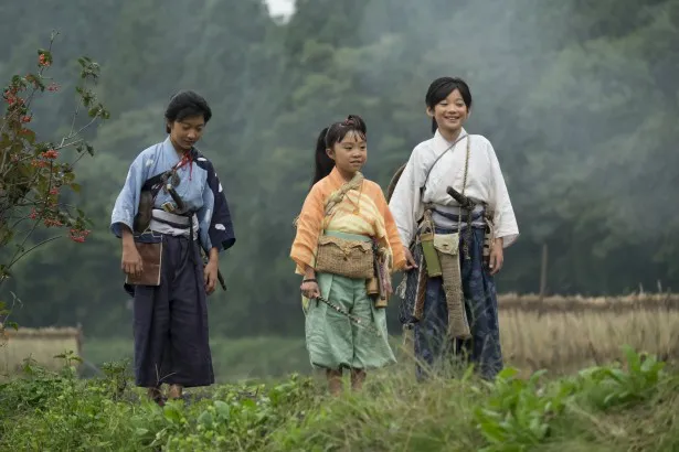 幼少期の幼なじみ3人を演じた(左から)小林颯、新井美羽、藤本哉汰