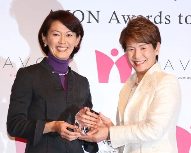 教育賞のシンクロナイズドスイミング指導者・井村雅代さん(右)と有森選考委員