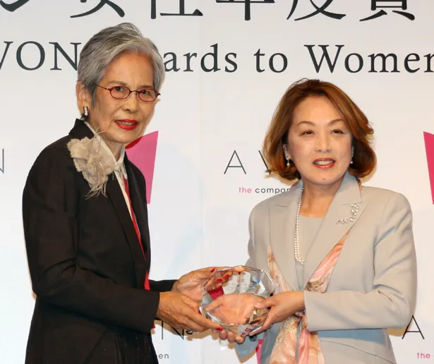 エイボン女性年度賞大賞のS＆R財団・久能祐子理事長兼CEO(右)と大宅映子選考委員